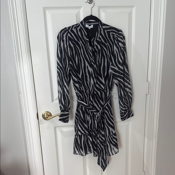 Zebra Print Black and White Dress Willa story size medium MISSING BUTTON - Picture 1 of 4
